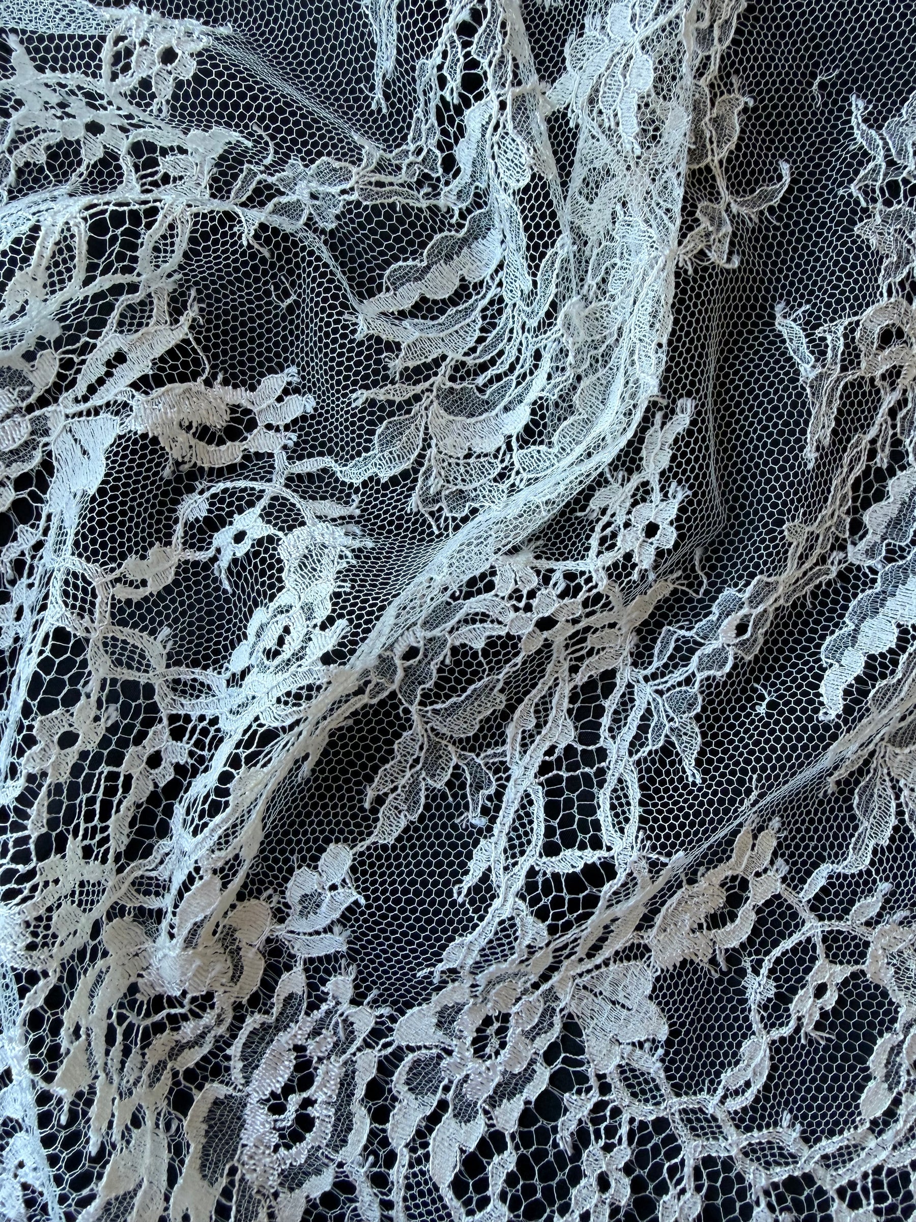 Elfenbeinfarbene Chantilly-Spitze - P302