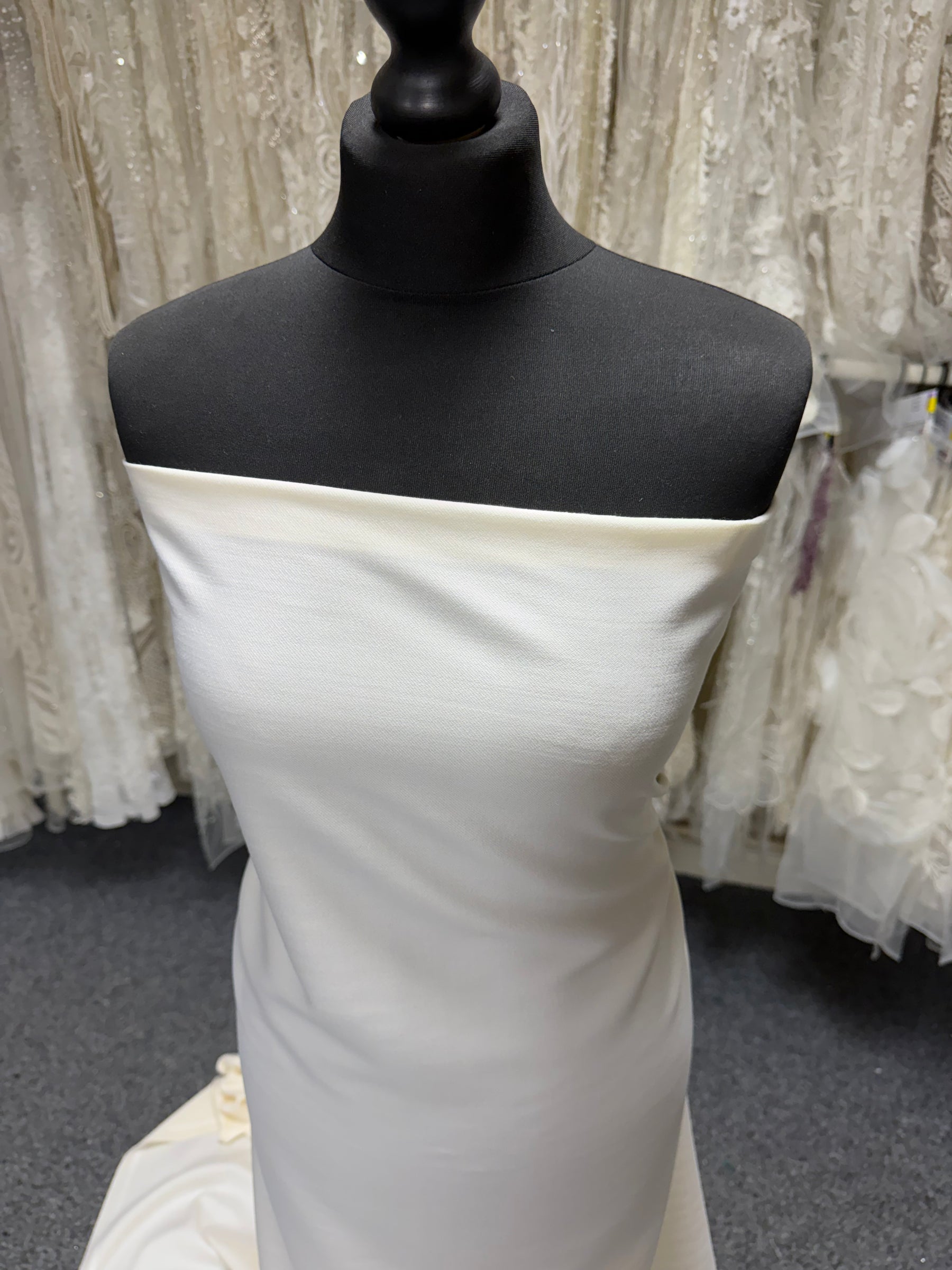 Elfenbeinfarbener Stretch-Krepp aus italienischer Wolle – PH4002