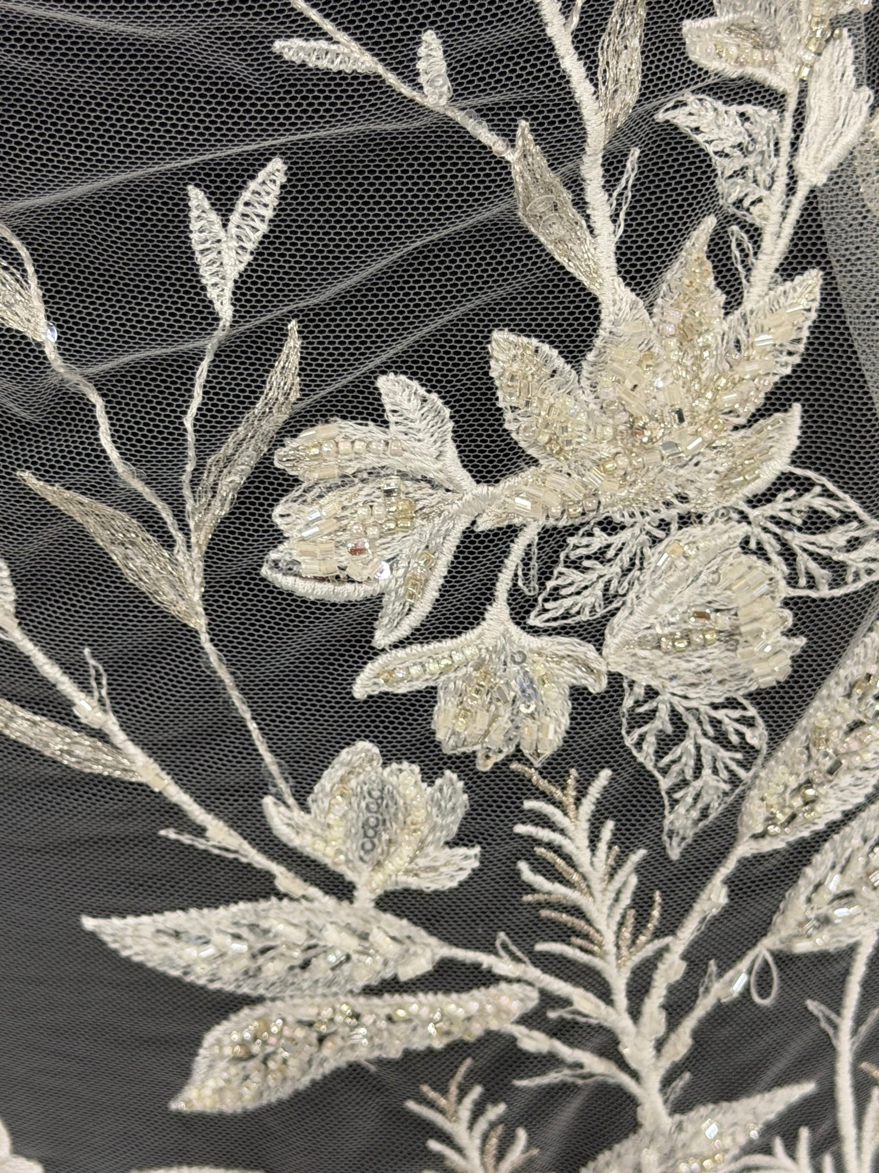 Elfenbeinfarbener bestickter Perlen-Tüll - EB1053