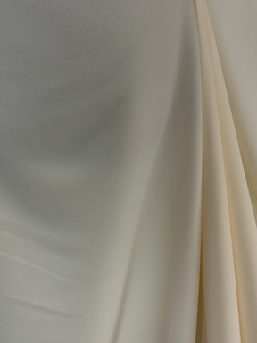 Dunkelelfenbeinfarbener, mittelschwerer Poly-Crêpe - P59
