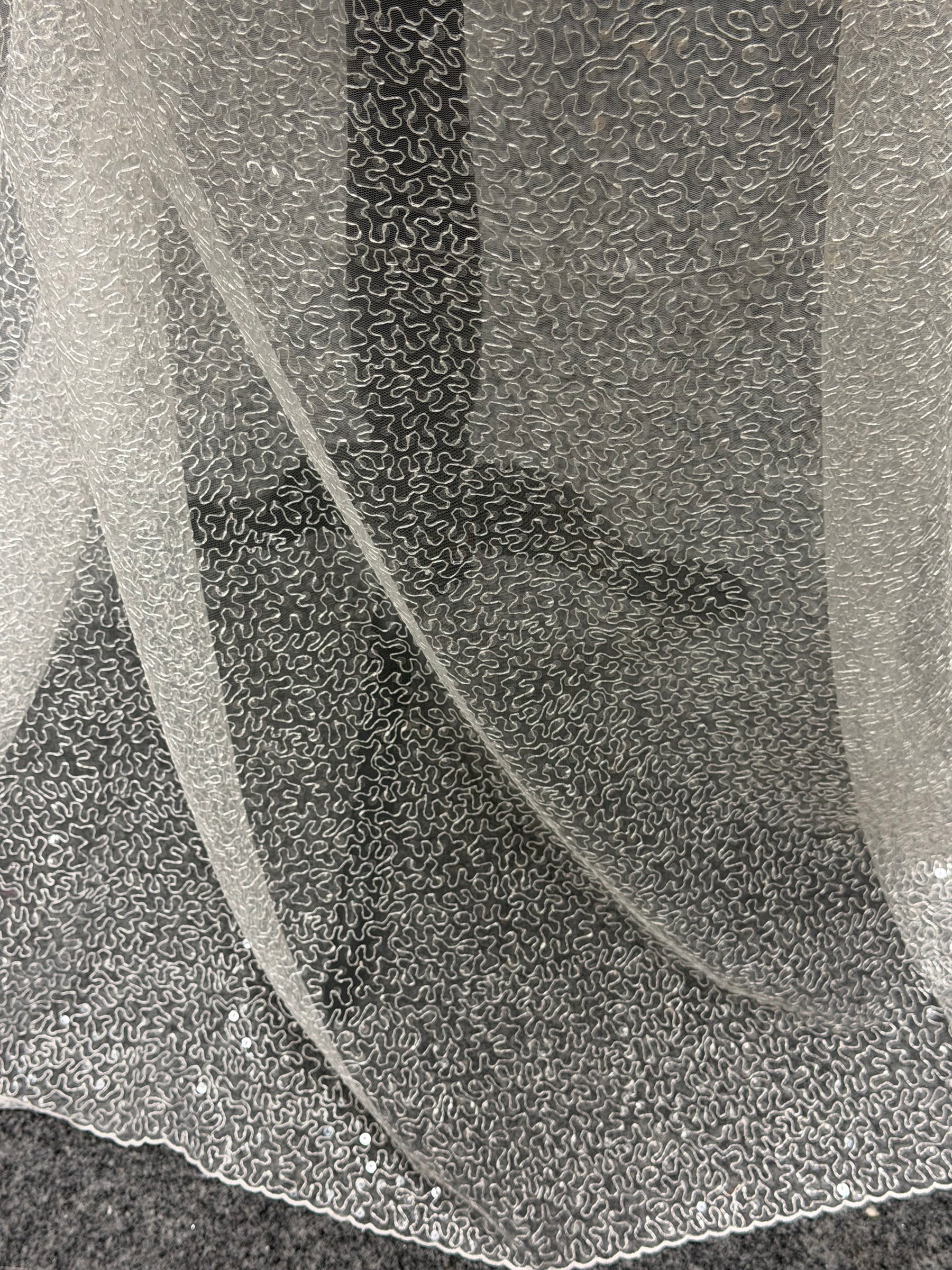 Elfenbeinfarbener, bestickter Paillettentüll – EB3001