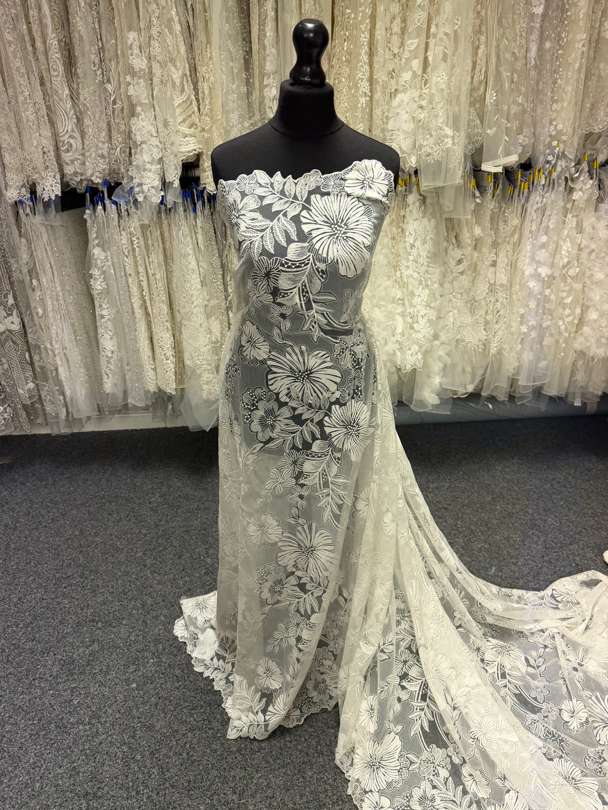 Elfenbeinfarbene Stickerei mit Blumenmuster - EB5057