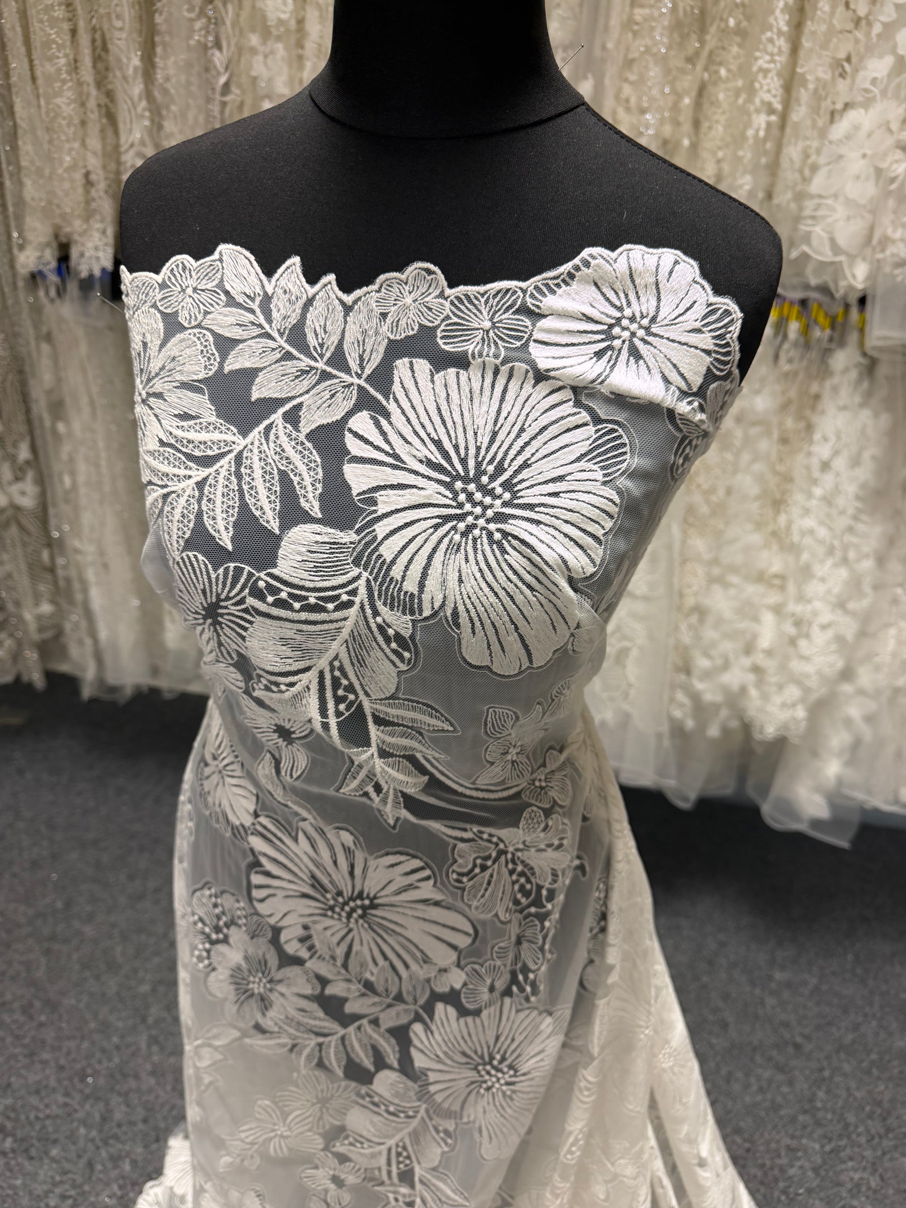 Elfenbeinfarbene Stickerei mit Blumenmuster - EB5057