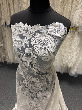 Elfenbeinfarbene Stickerei mit Blumenmuster - EB5057
