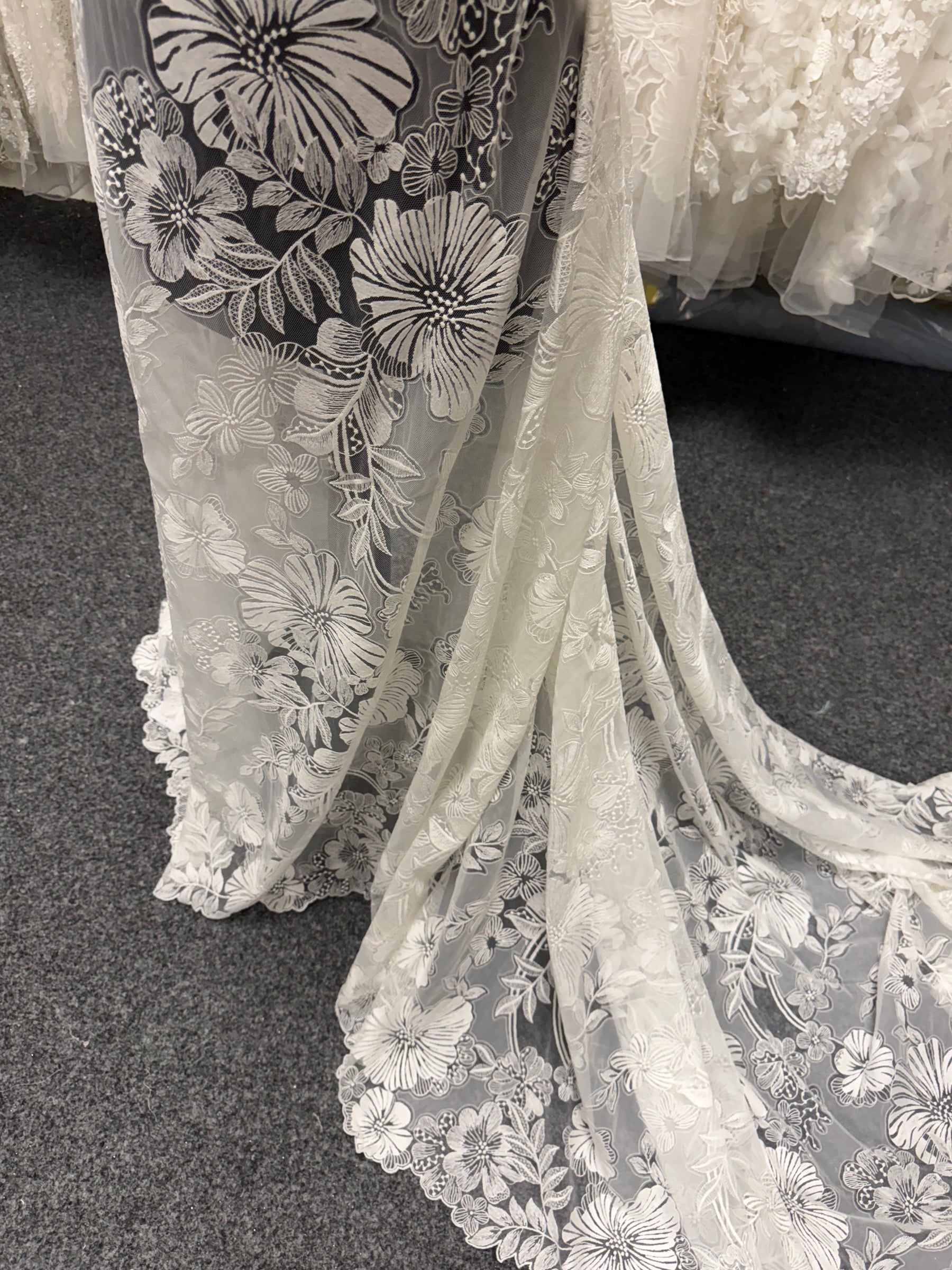 Elfenbeinfarbene Stickerei mit Blumenmuster - EB5057
