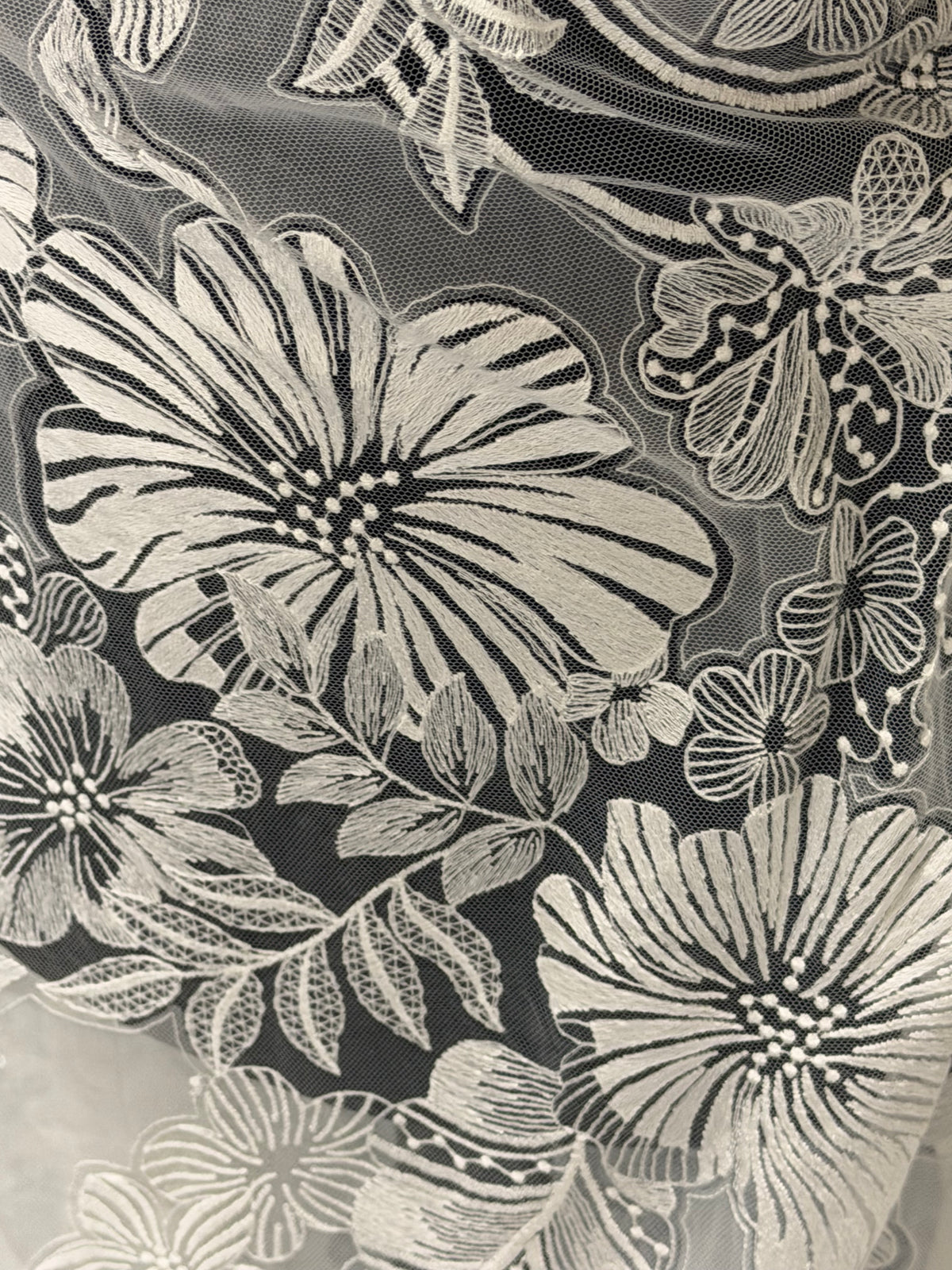 Elfenbeinfarbene Stickerei mit Blumenmuster - EB5057