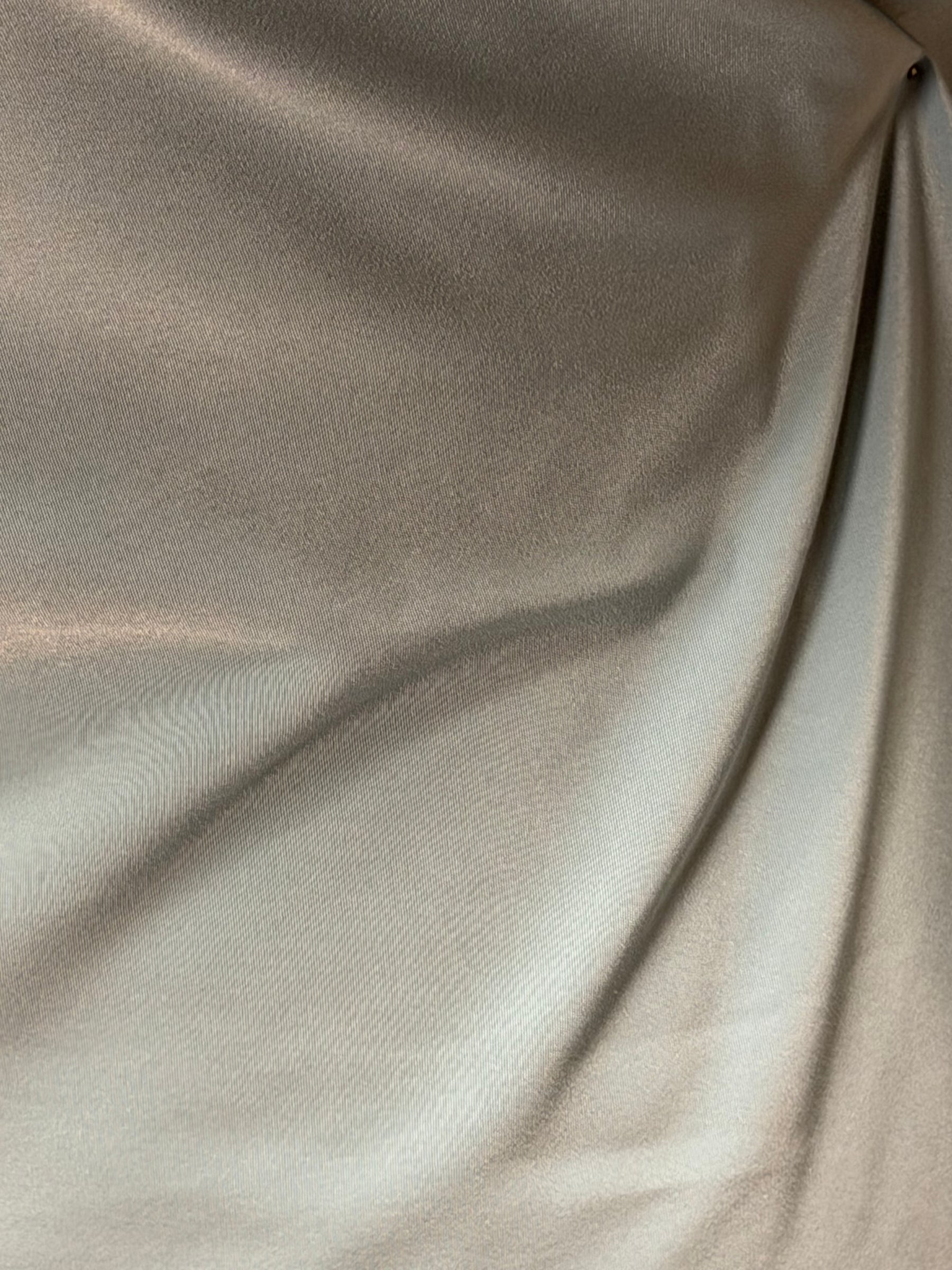 Leichter, enteneiblauer Polyestersatin – Kontrast