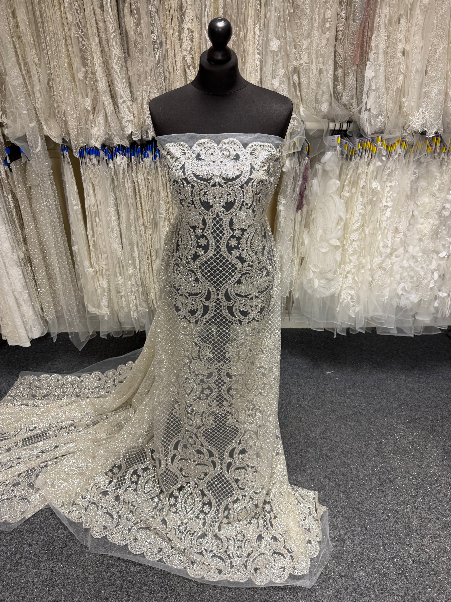 Elfenbeinfarbenes, glitzerndes Tüll-Ballkleid