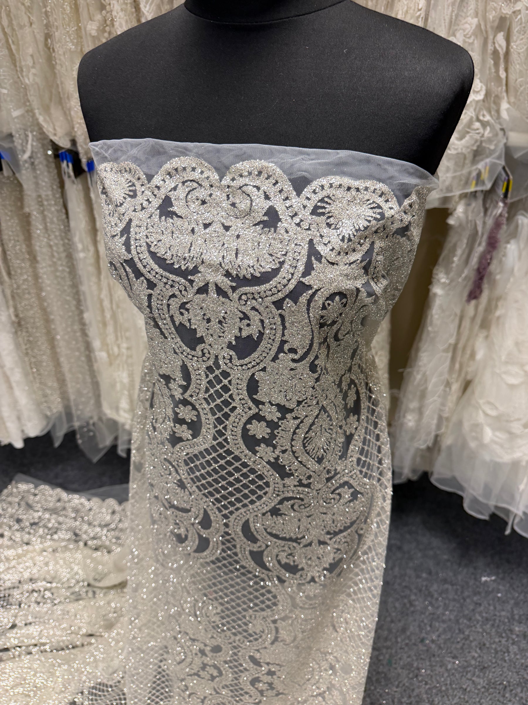 Elfenbeinfarbenes, glitzerndes Tüll-Ballkleid