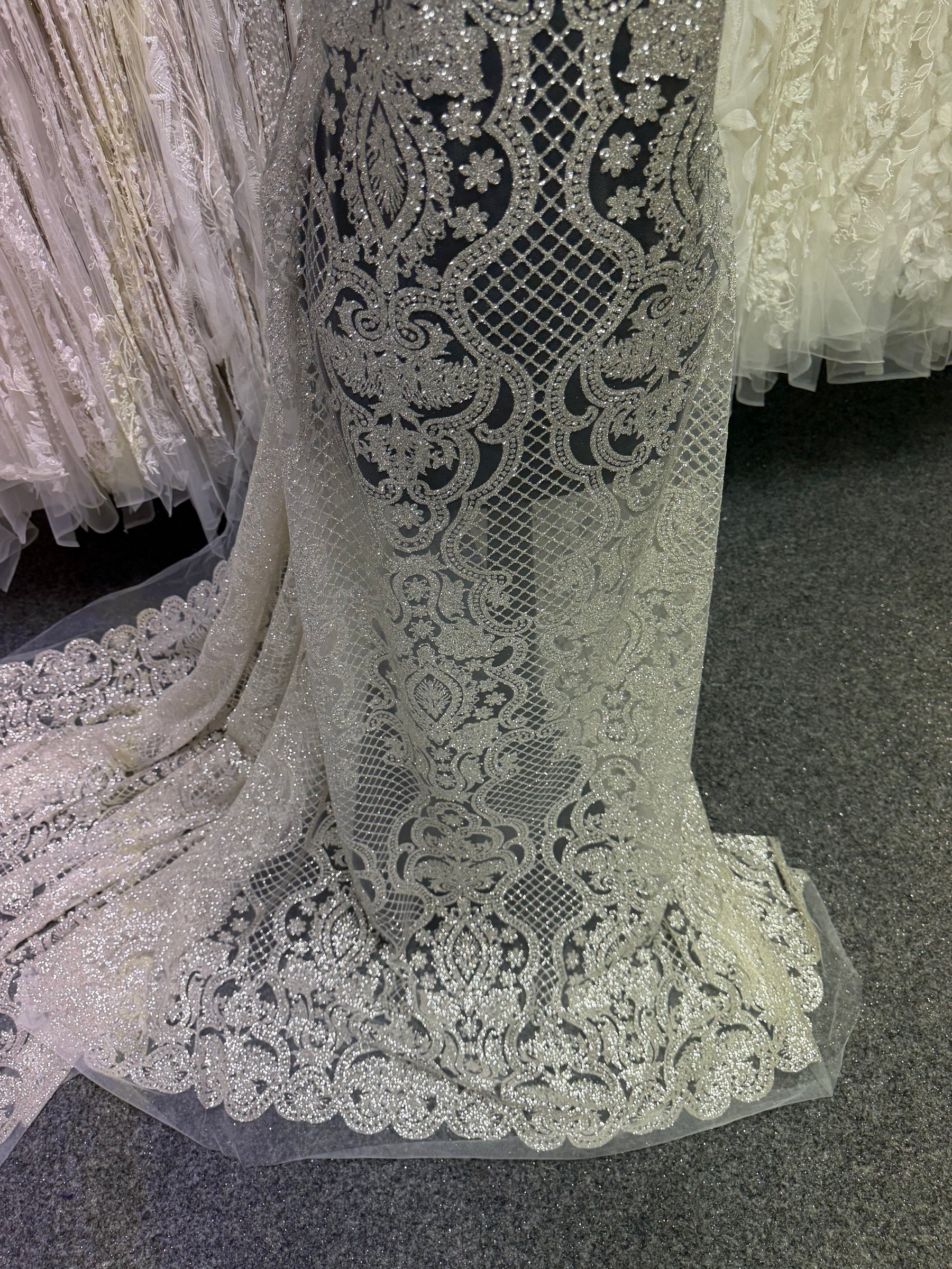 Elfenbeinfarbenes, glitzerndes Tüll-Ballkleid
