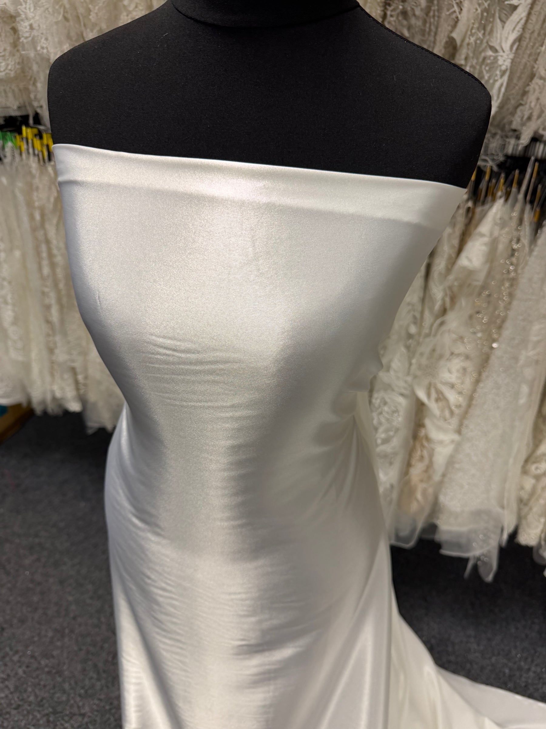 Hellelfenbeinfarbener Stretch-Satin - PB1006