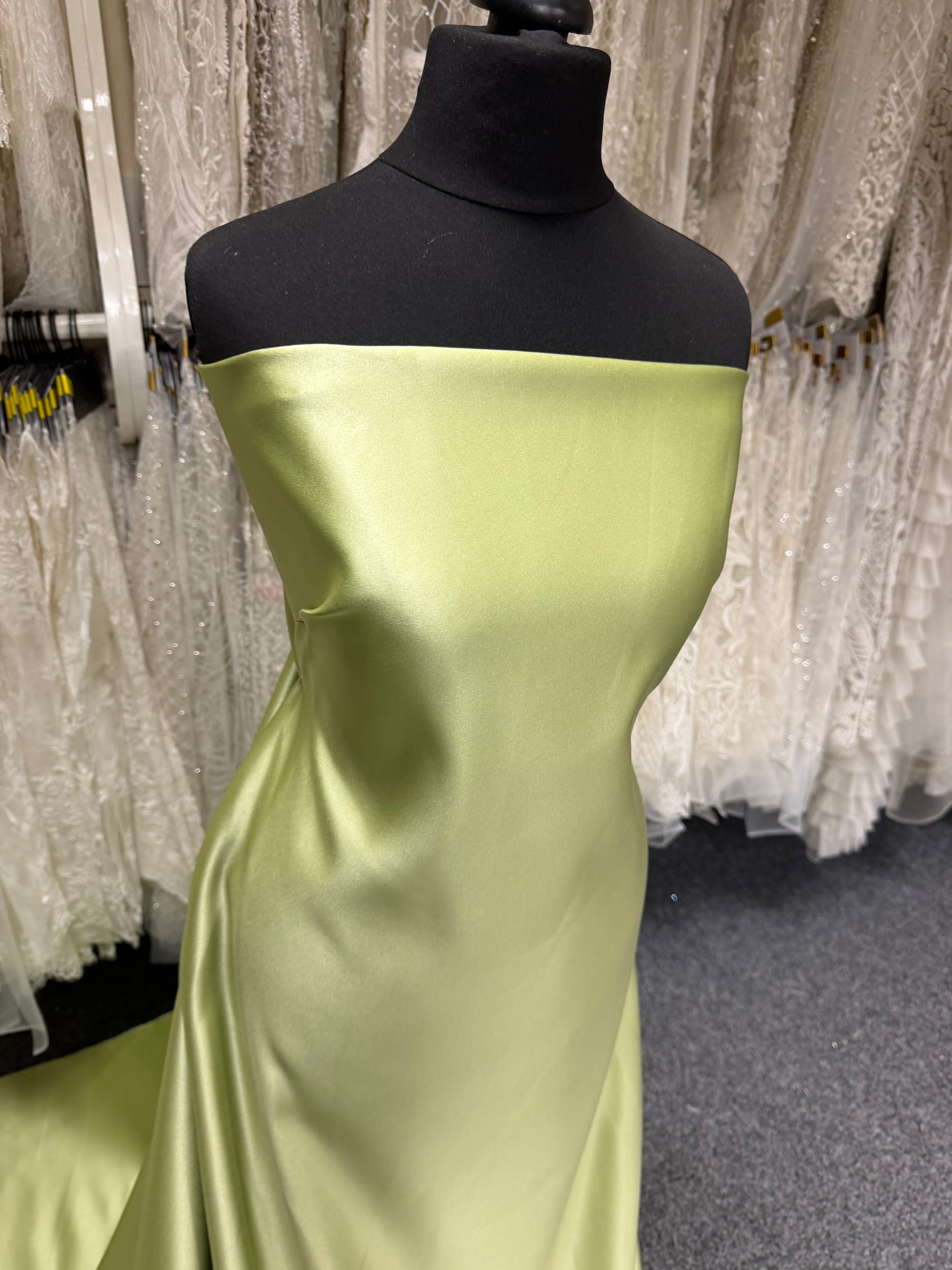 Apfelfarbener Polyester-Duchesse-Satin – Contessa