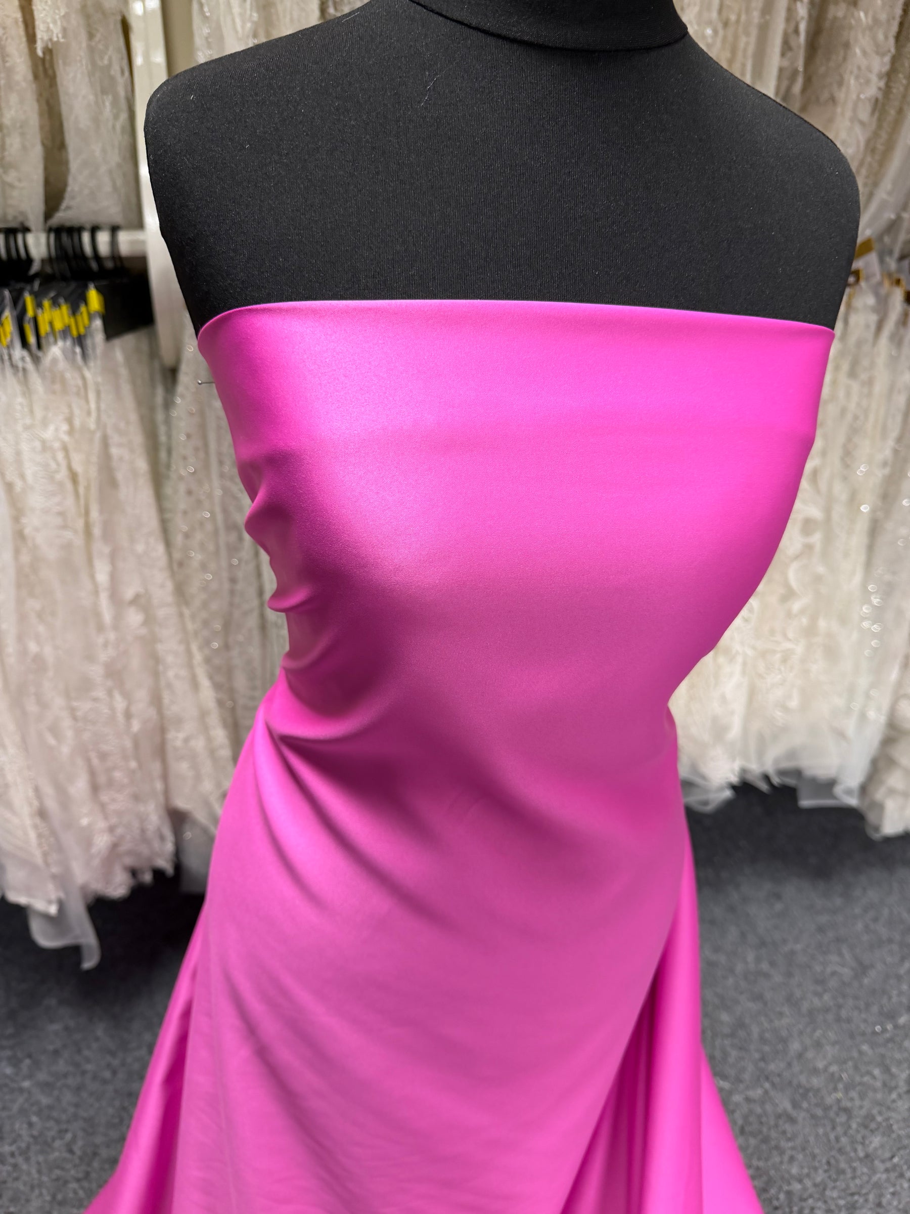 Kirschroter Polyestersatin – majestätisch