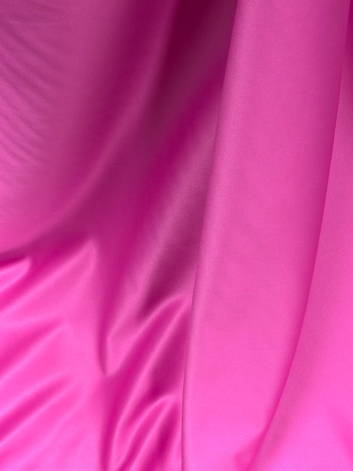 Kirschroter Polyestersatin – majestätisch