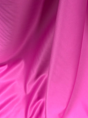 Kirschroter Polyestersatin – majestätisch