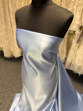 Himmelblauer Polyester-Duchesse-Satin – Contessa