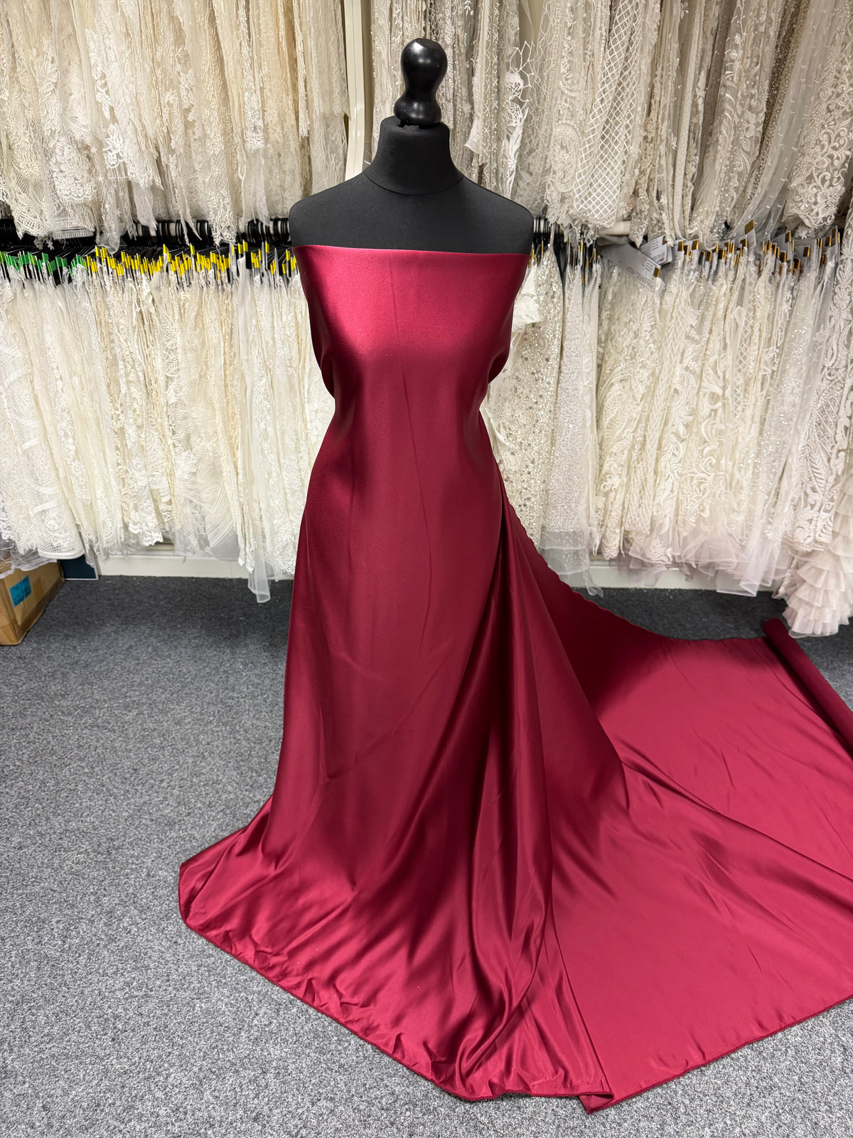 Kastanienbrauner Polyester-Duchesse-Satin – Contessa