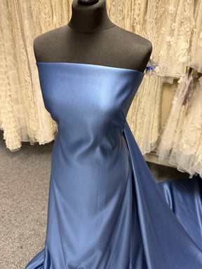 Mineralblauer Polyester-Duchesse-Satin – Contessa