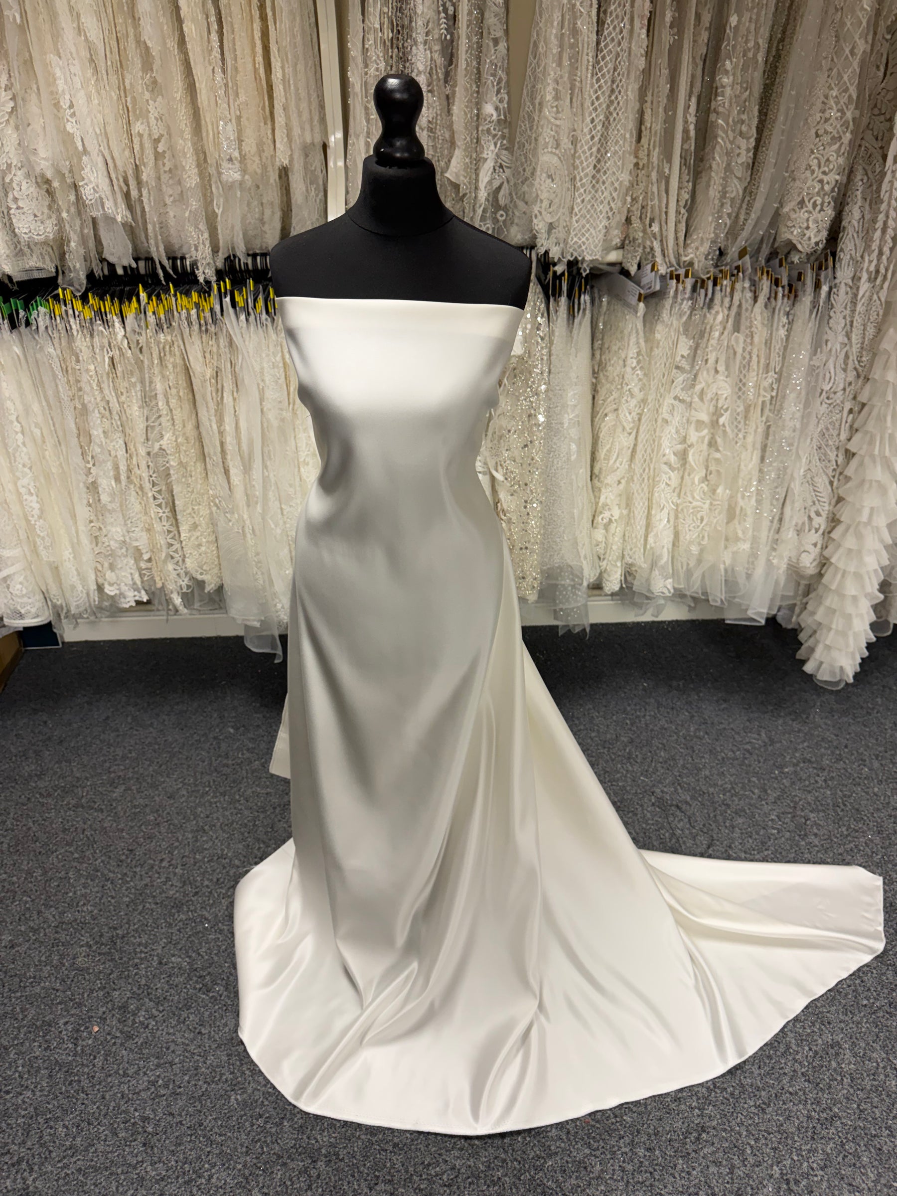 Cremefarbener Polyester-Duchesse-Satin – Contessa