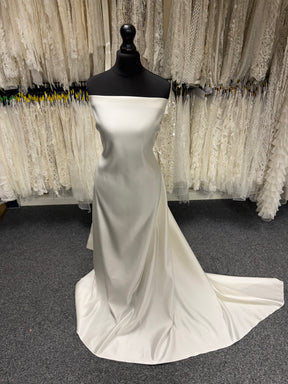 Cremefarbener Polyester-Duchesse-Satin – Contessa