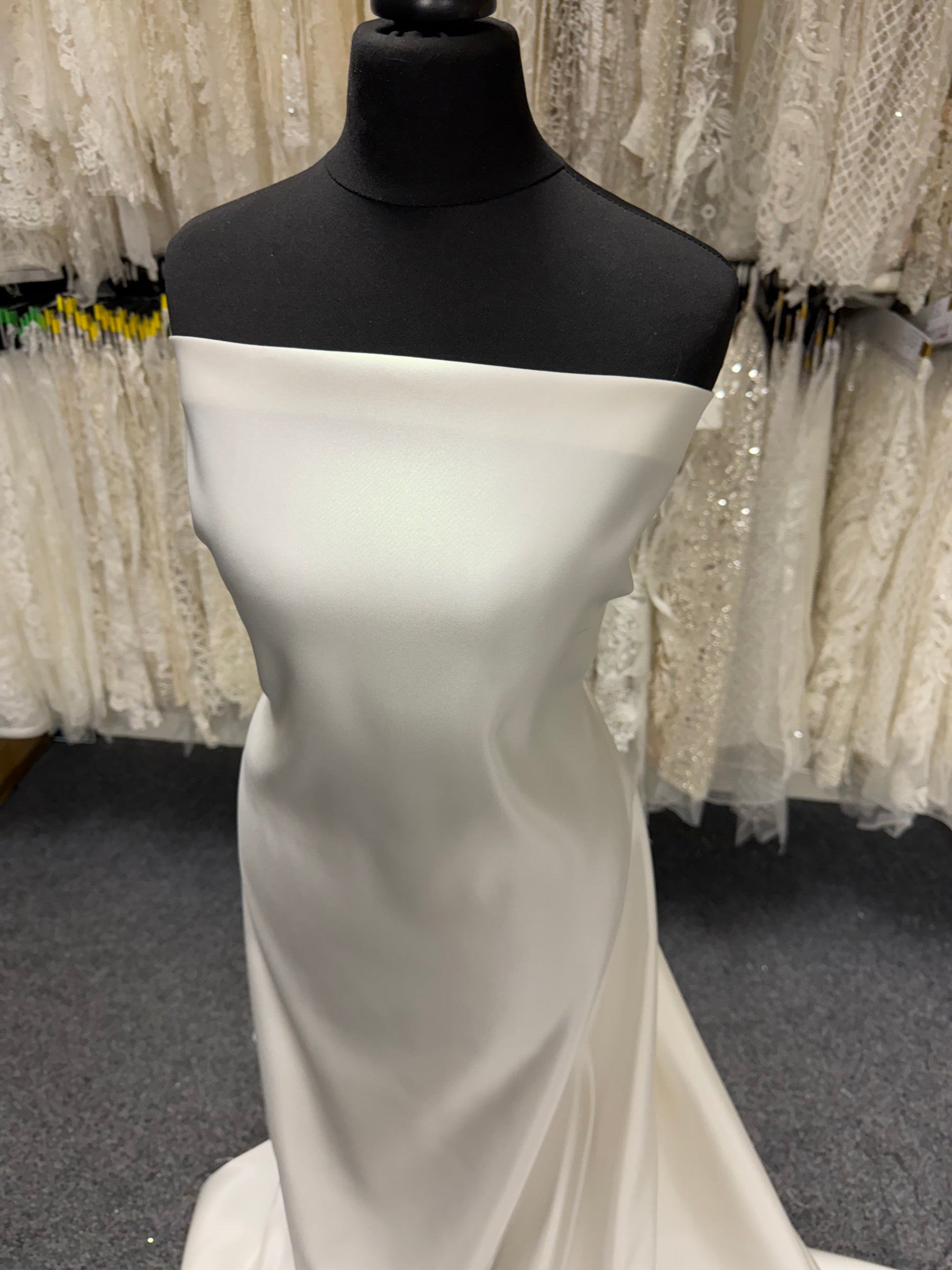 Cremefarbener Polyester-Duchesse-Satin – Contessa