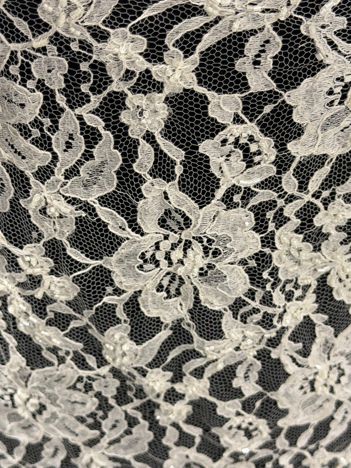 Elfenbeinfarbene Chantilly-Spitze mit Perlenstickerei - P361