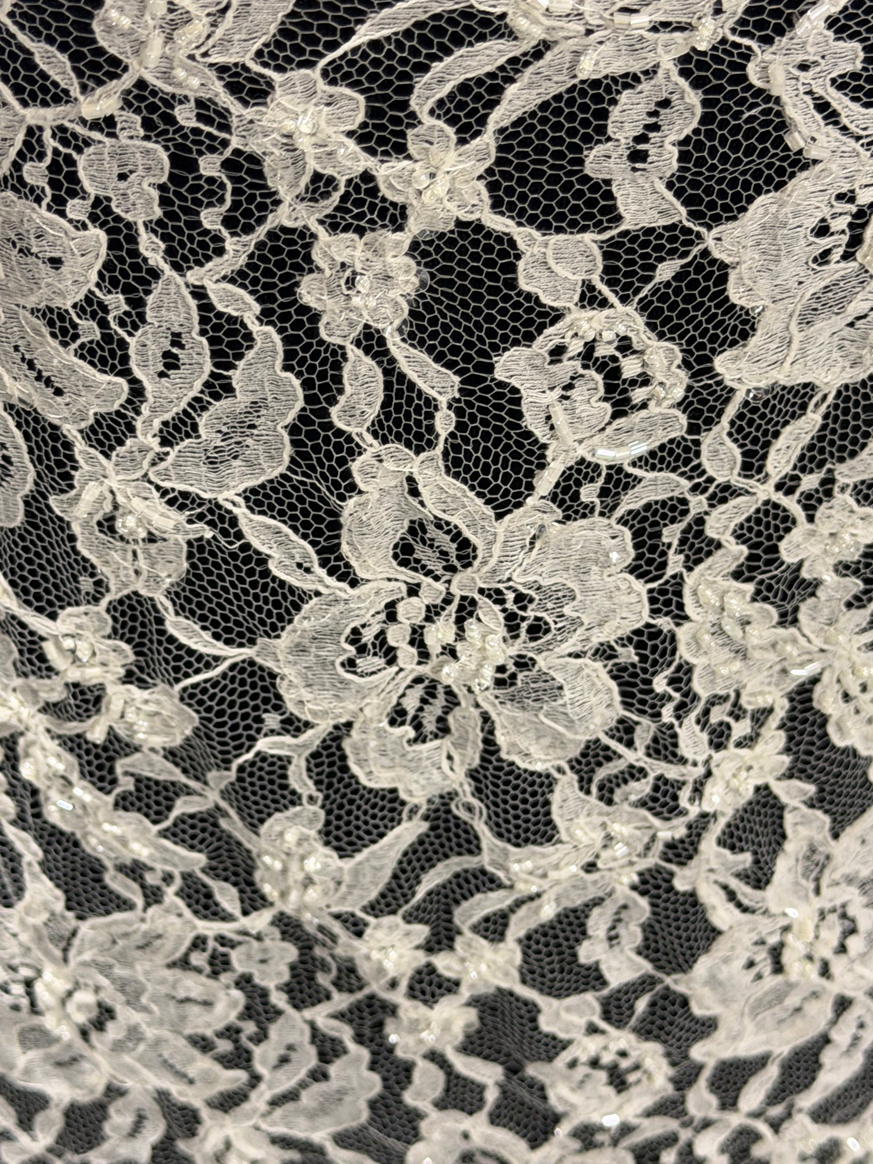 Elfenbeinfarbene Chantilly-Spitze mit Perlenstickerei - P361