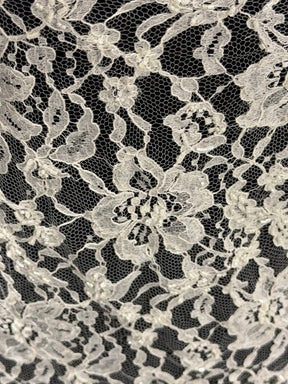 Elfenbeinfarbene Chantilly-Spitze mit Perlenstickerei - P361