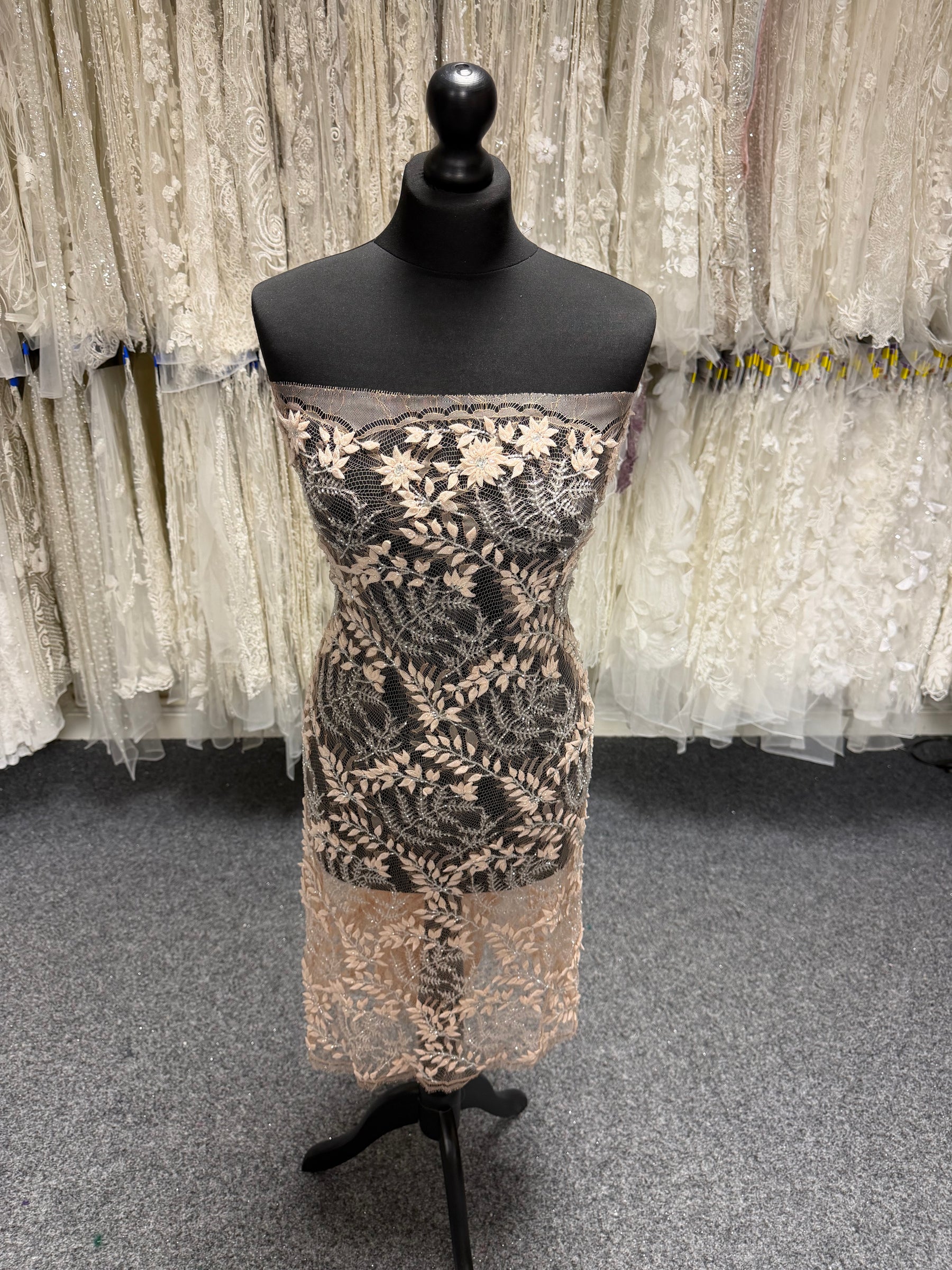 Rose 3D & Perlen Chantilly Spitze - P239