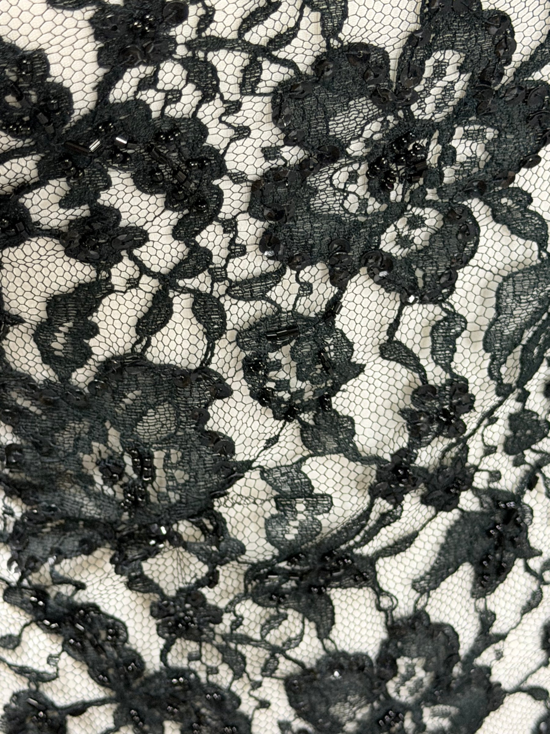 Schwarze Chantilly-Spitze mit Perlenbesatz – P361