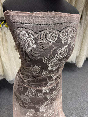 Rose mit silberner Chantilly-Spitze – P882