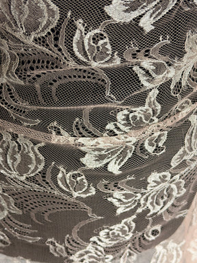 Rose mit silberner Chantilly-Spitze – P882