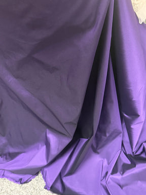 Dunkellila Polyester-Taft - P75