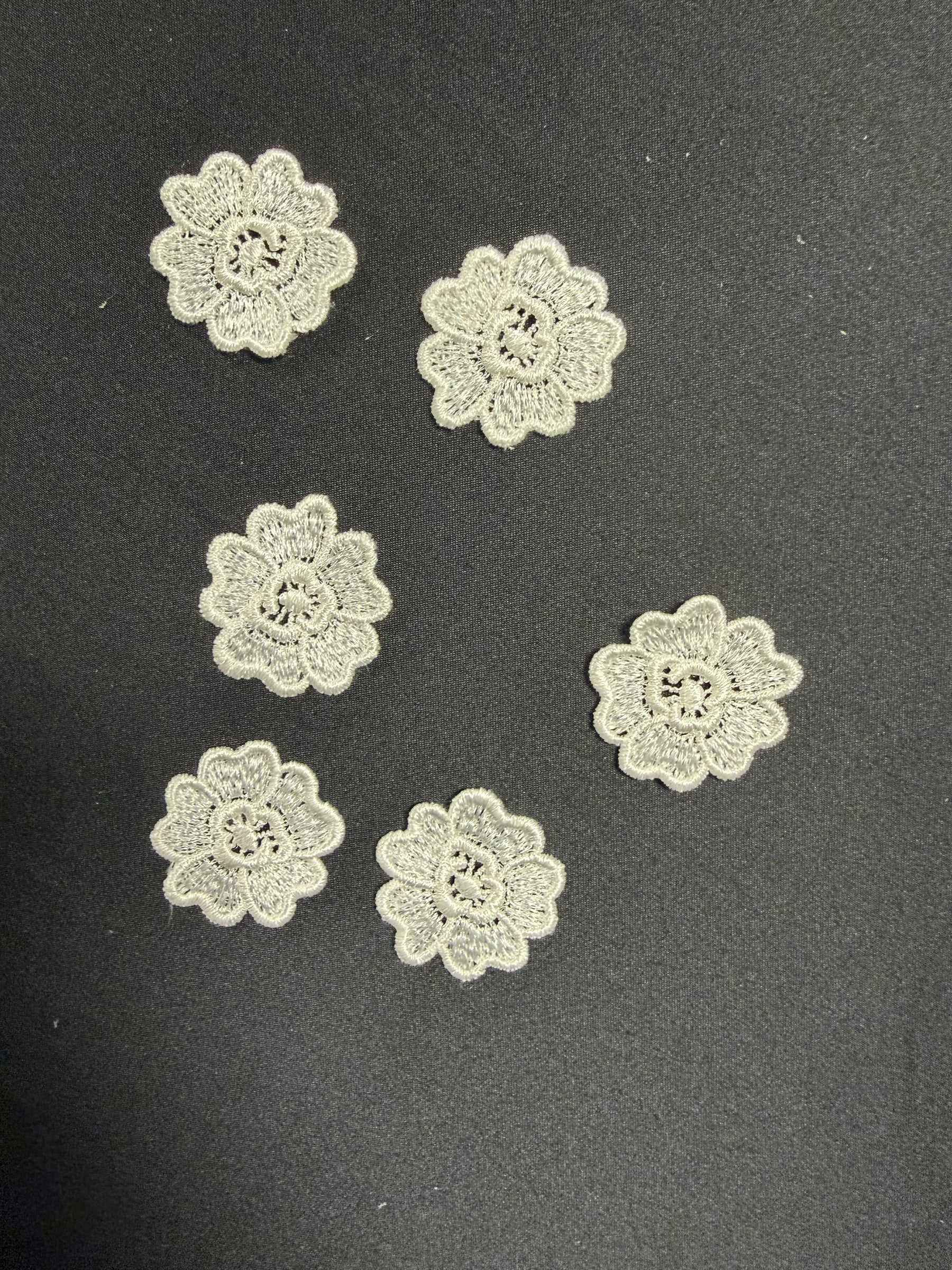 Elfenbeinfarbene Guipure-Blume - M24 (Beutel mit 25 Stück)