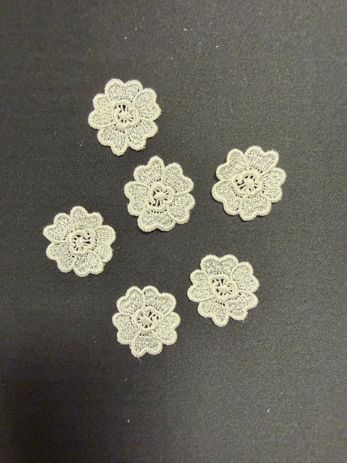 Elfenbeinfarbene Guipure-Blume - M24 (Beutel mit 25 Stück)