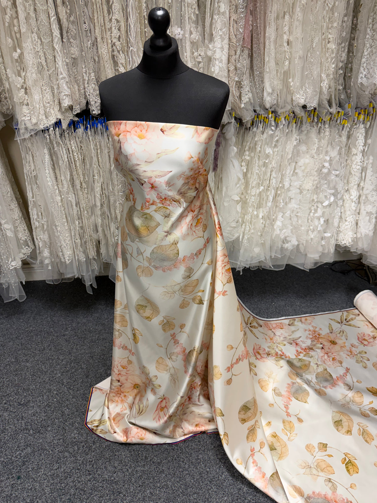 Elfenbein/Mehrfarbig bedruckter Satin - PR1003