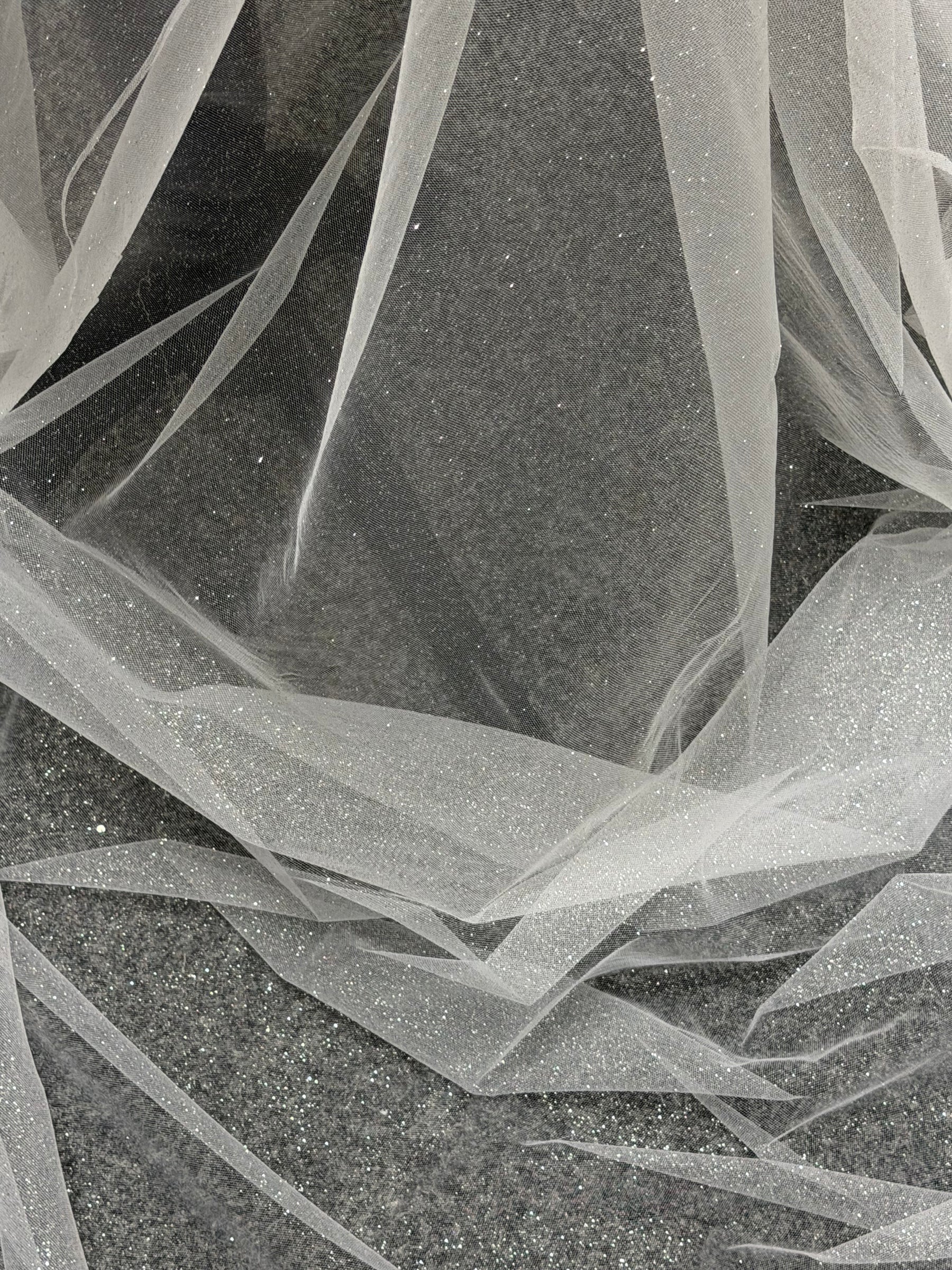 Weißer Tüll mit silbernem Glitzer - P15