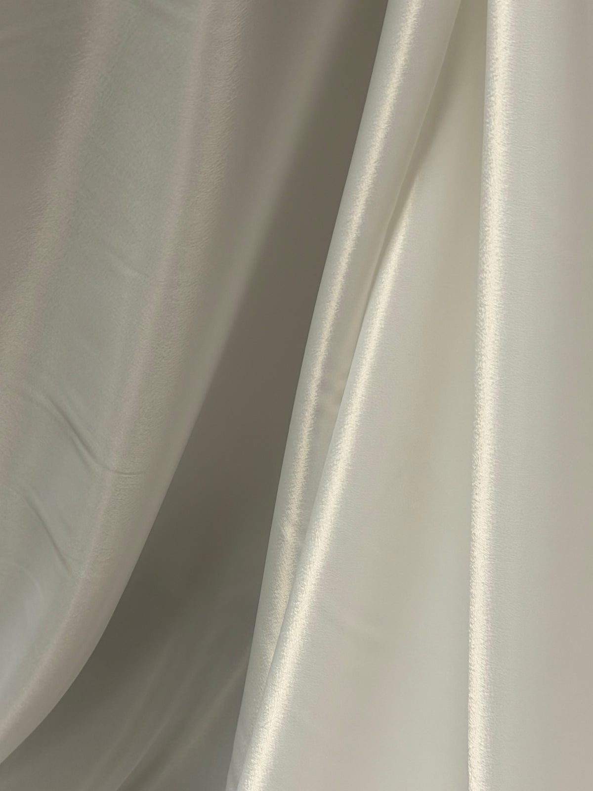 Hellelfenbeinfarbener, leichter Satin - PB1007