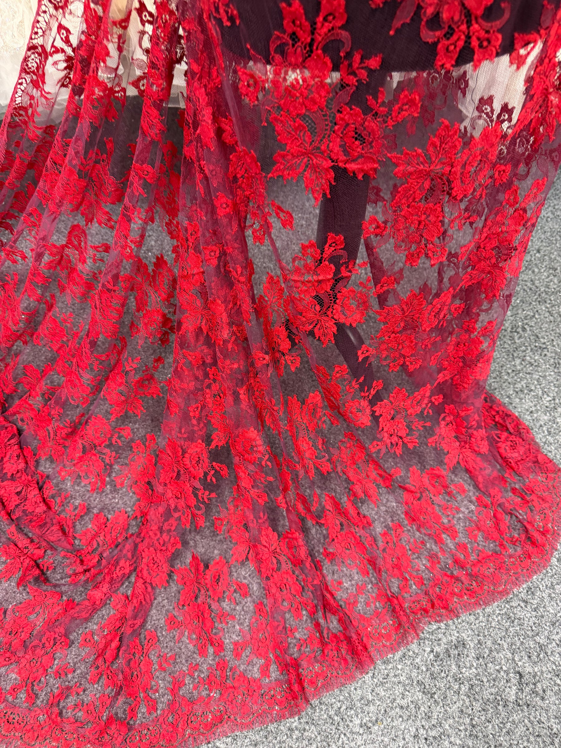 Rot auf Lila Chantilly-Spitze - P188