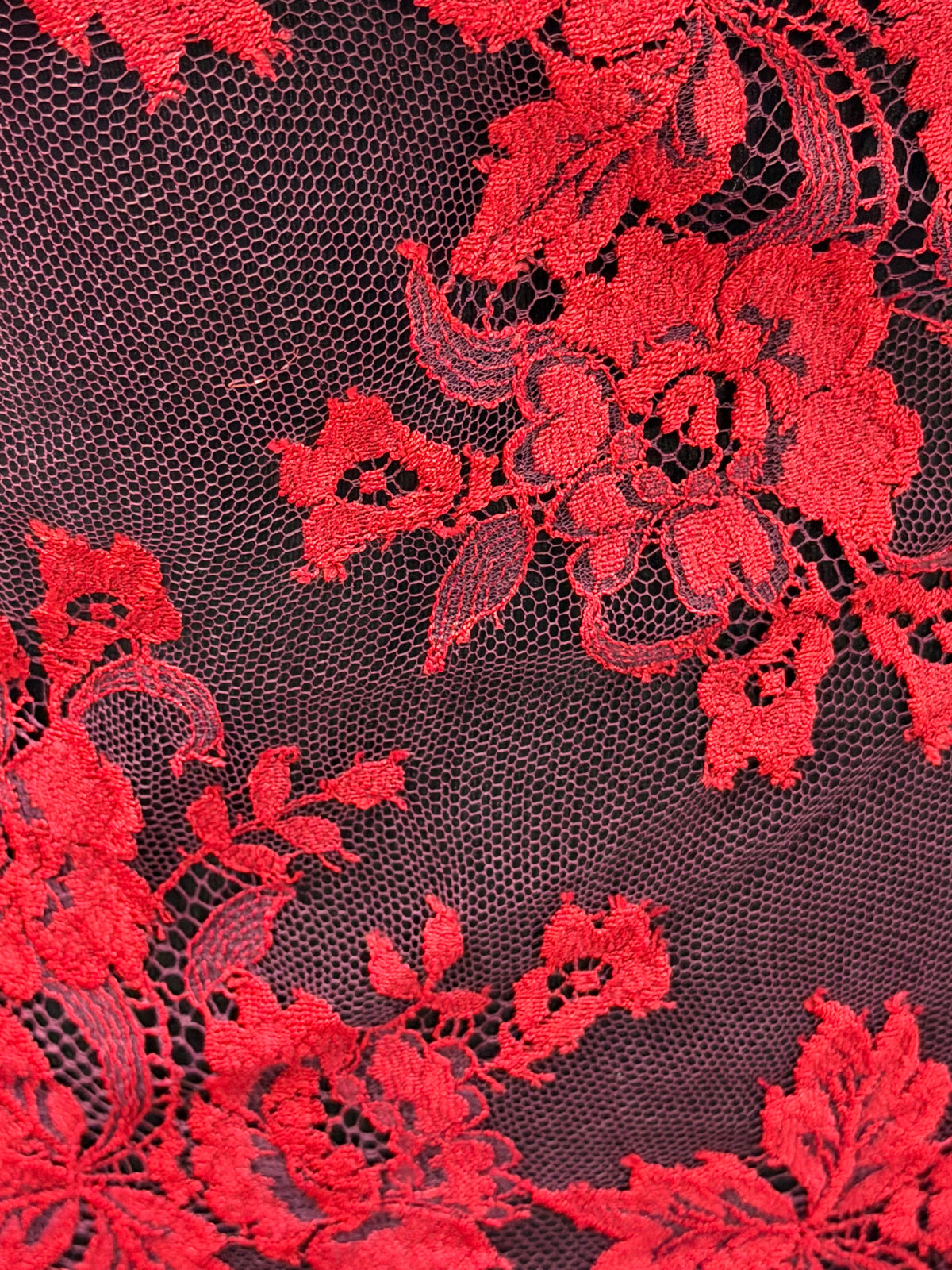 Rot auf Lila Chantilly-Spitze - P188