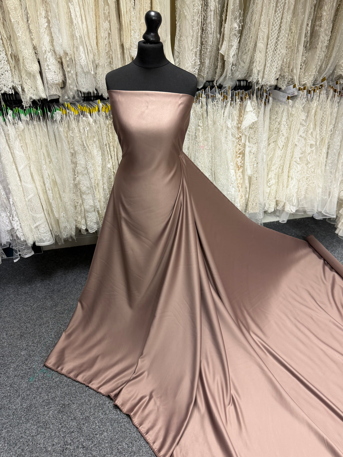 Nerzfarbener Polyestersatin – Majestätisch