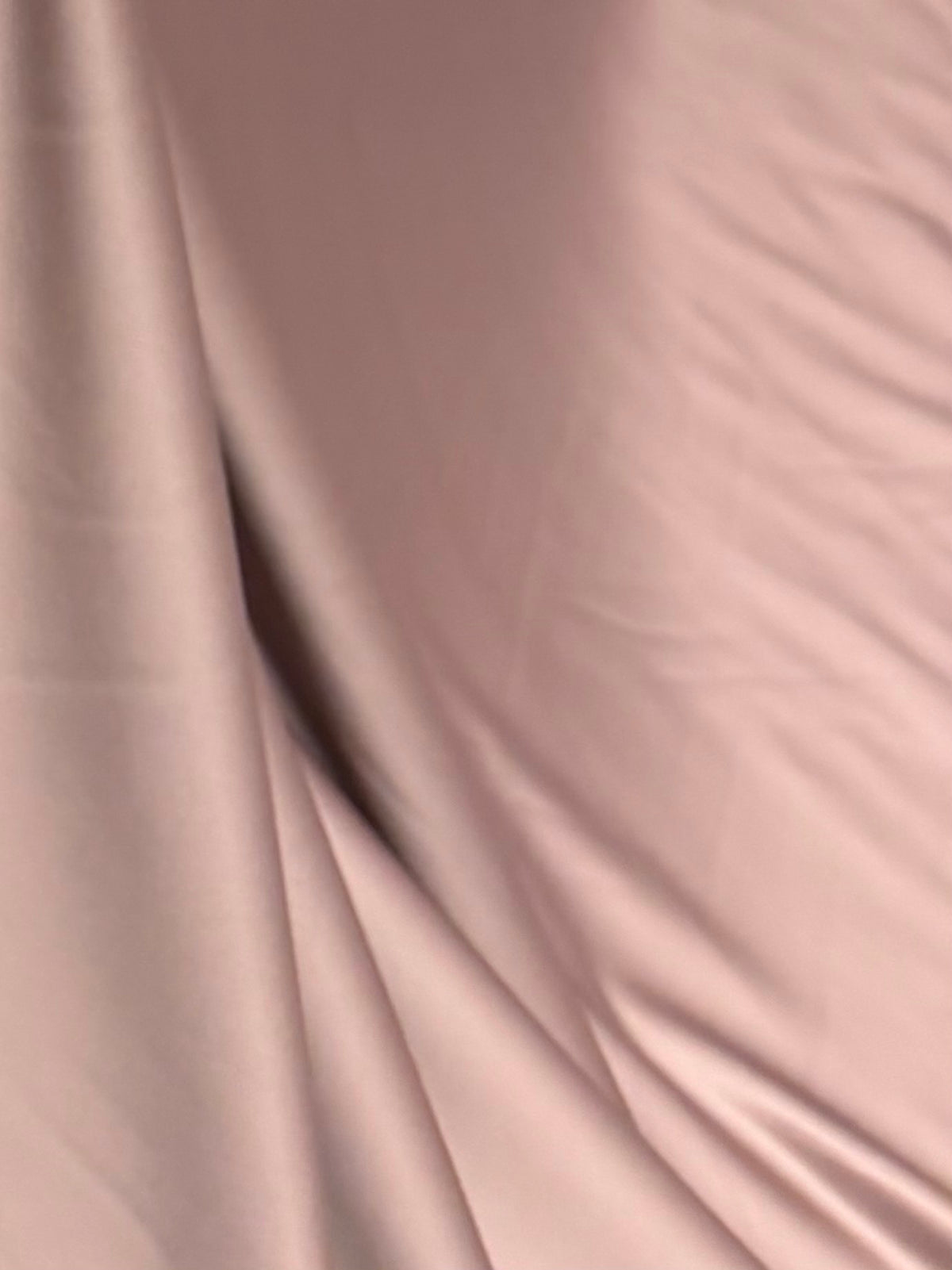 Nerzfarbener Polyestersatin – Majestätisch