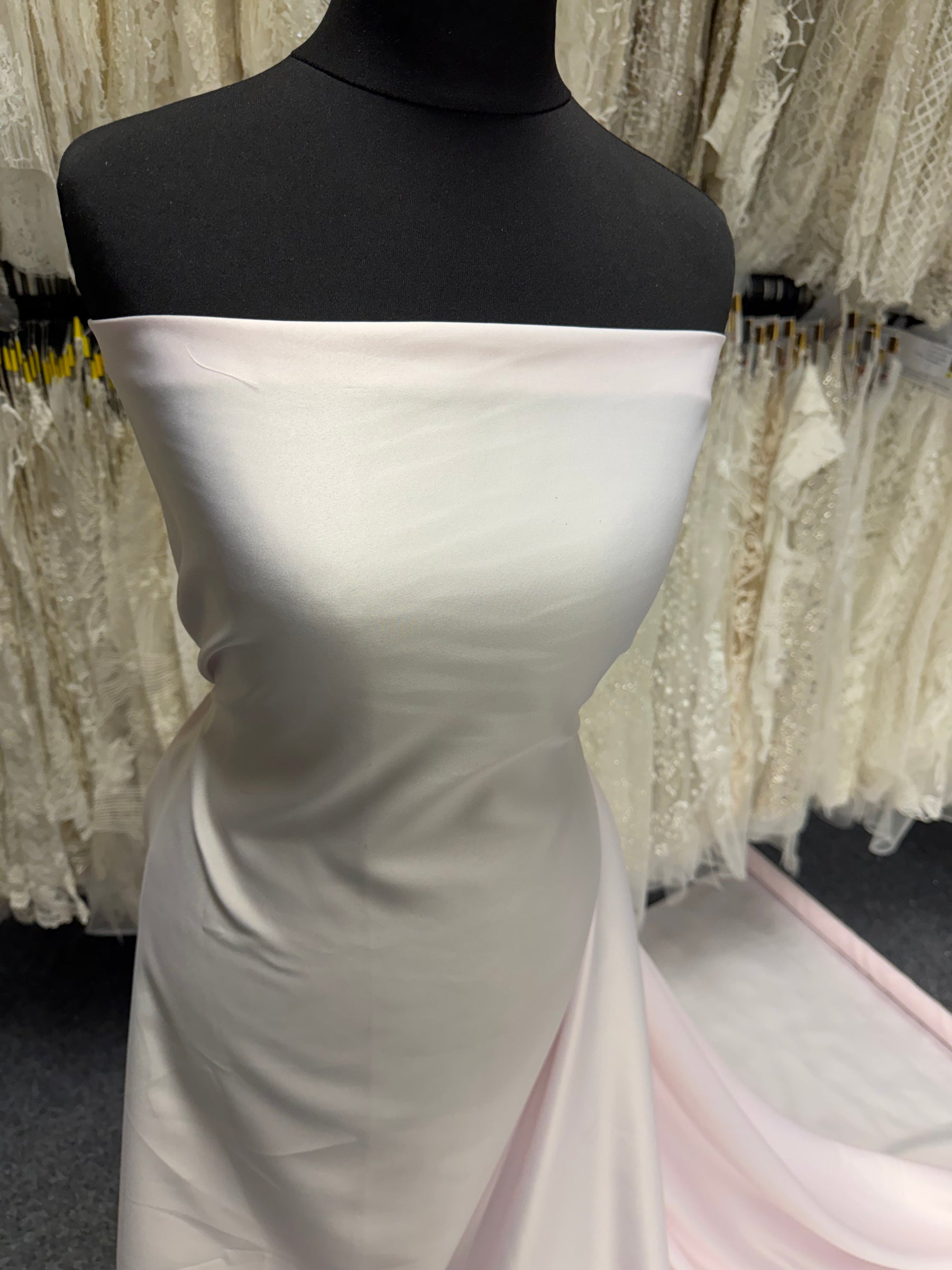 Blassrosa Polyester-Satin – majestätisch
