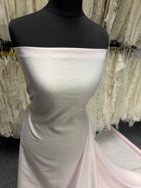 Blassrosa Polyester-Satin – majestätisch