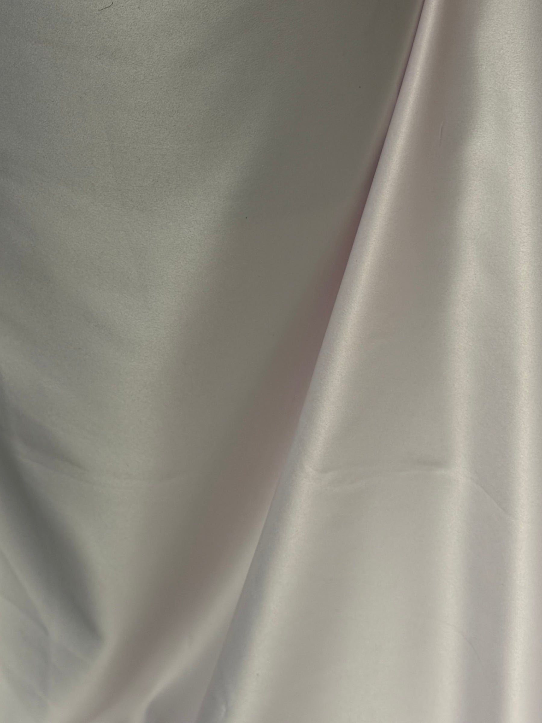 Blassrosa Polyester-Satin – majestätisch