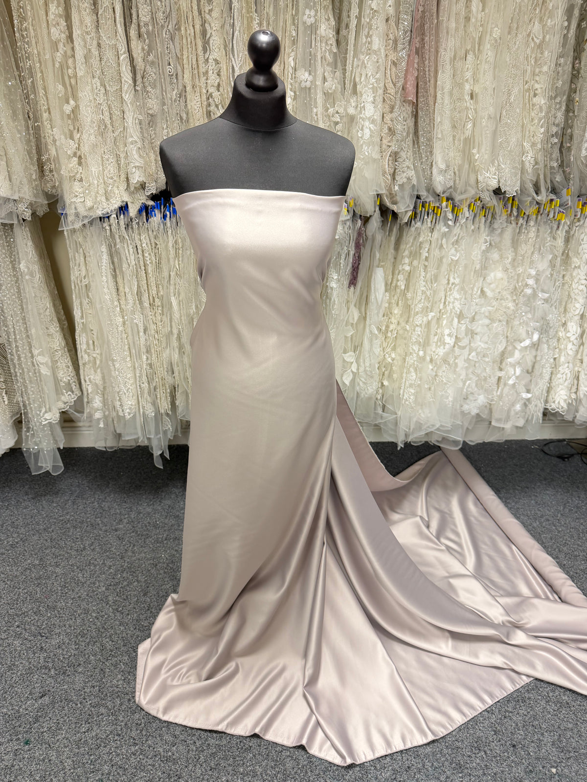 Austernfarbener Polyester-Satin – Majestätisch