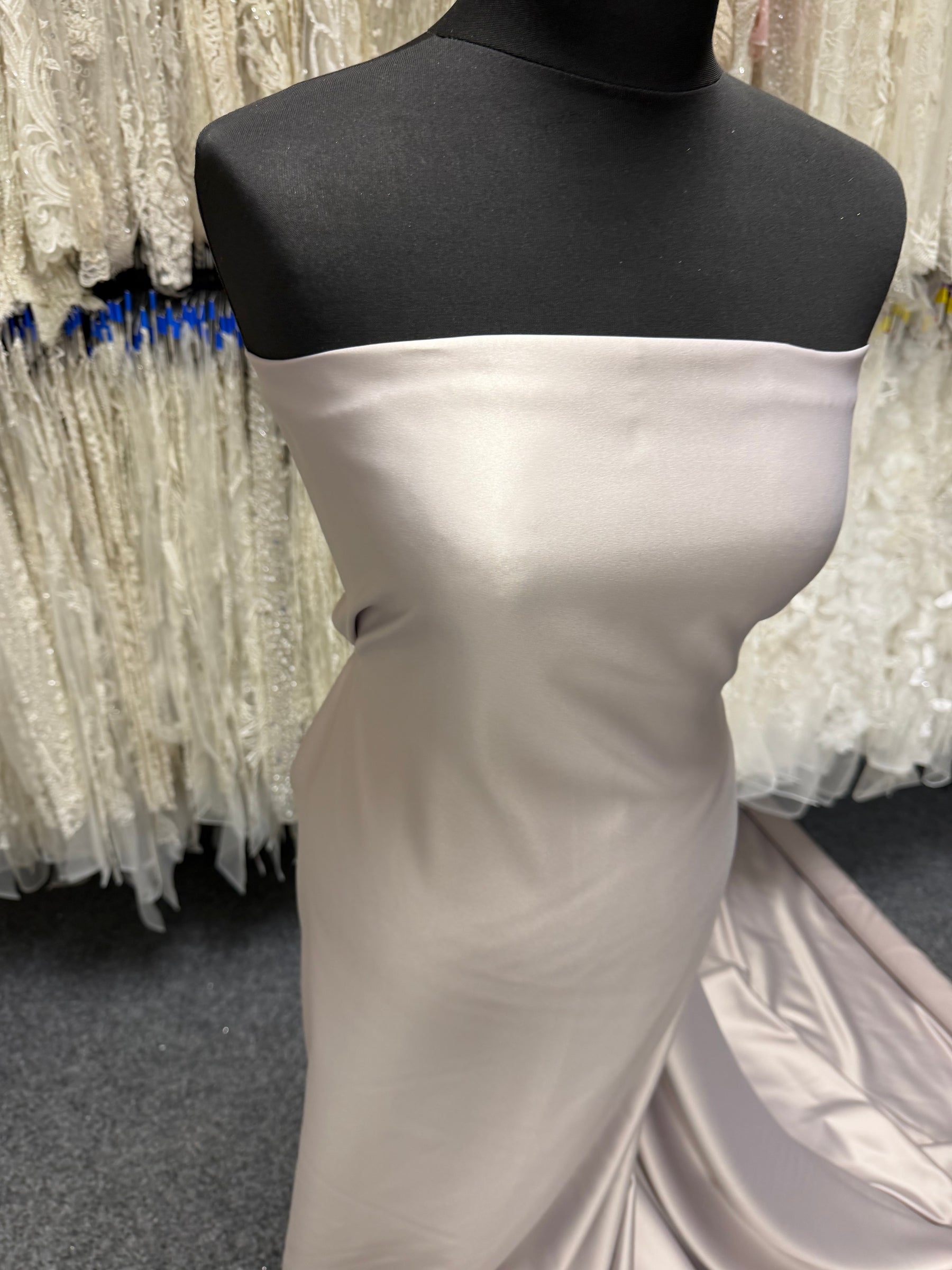 Austernfarbener Polyester-Satin – Majestätisch