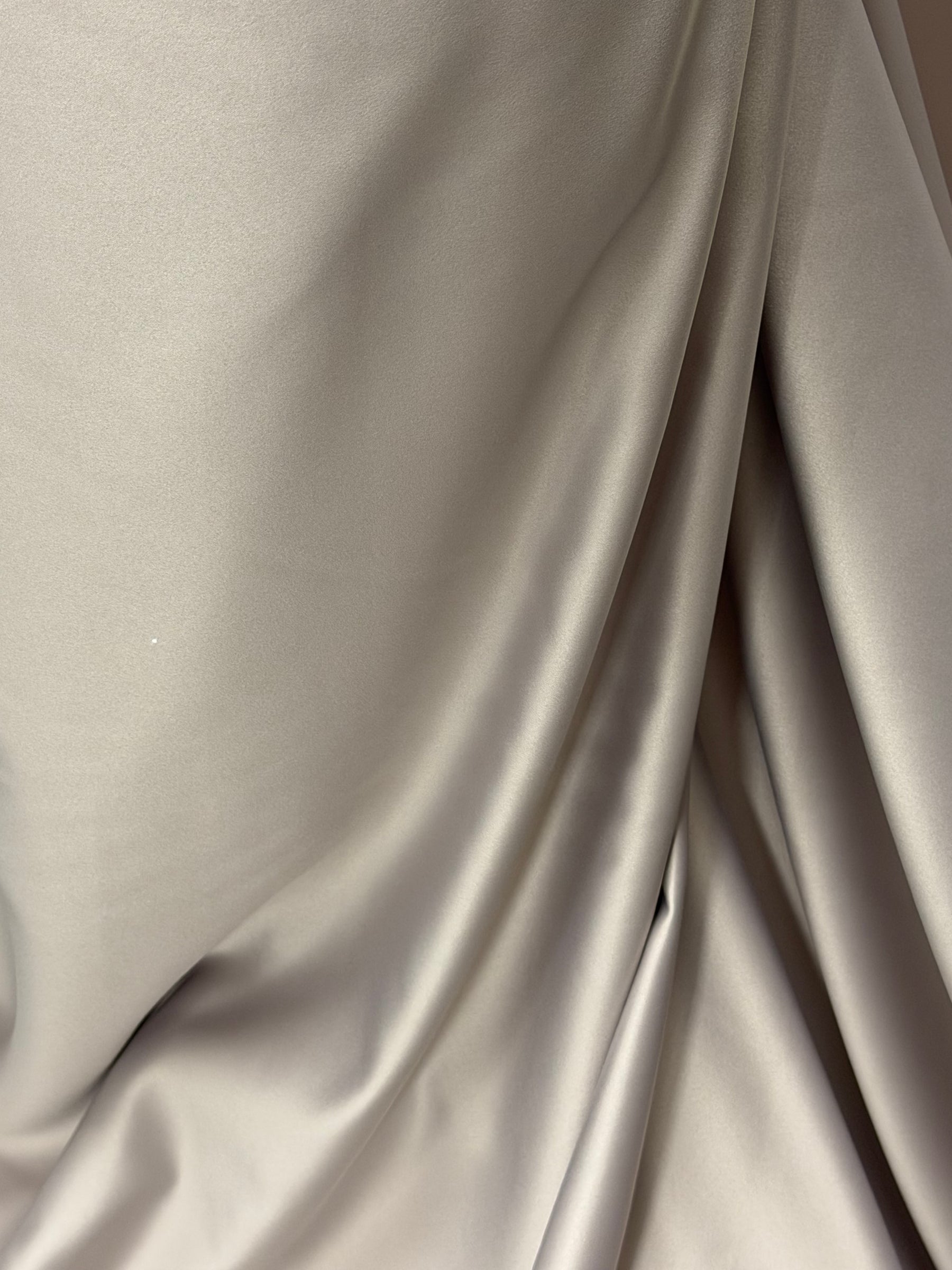 Austernfarbener Polyester-Satin – Majestätisch