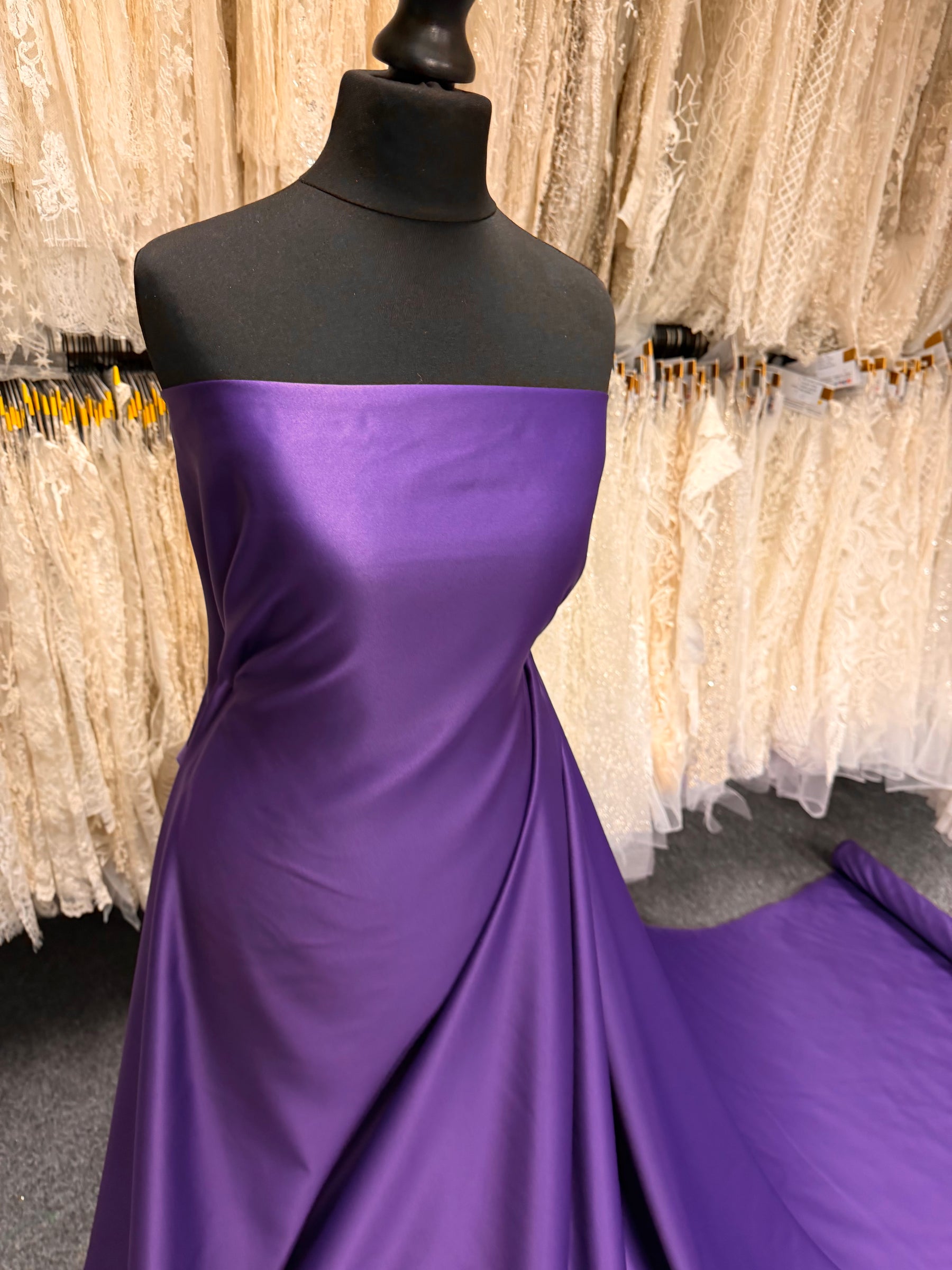 Lila Polyestersatin – majestätisch