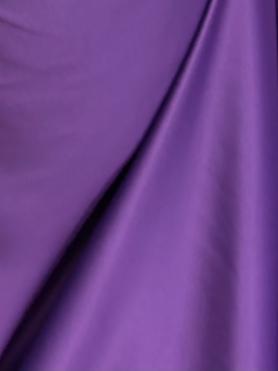 Lila Polyestersatin – majestätisch